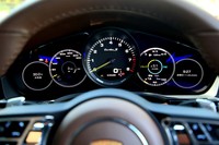 5眼式を模したメーターパネルはセンターのエンジン回転計のみがメカニカルメーターで、両サイドは液晶表示式。アシッドグリーンの指針はポルシェのPHVに共通するディテールだ。