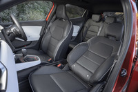 最上級グレード「インテンス テックパック」には、ヒーター付きフルレザーシートを標準装備している。