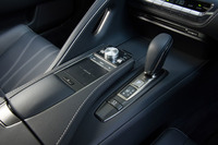 「LC500」は、新開発の10段ATを搭載する。シフトレバーには、レザーの縫い目が外から見えない“インステッチ”という技法が用いられている。