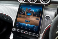 ピッチ＆ロール計やコンパスなどのオフロード走行に有用な情報をまとめて表示する「オフロードスクリーン」を搭載。センタースクリーンだけでなくメーター用スクリーンに映すことも可能。