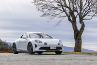 「A110アニバーサリー」は新たなスタンダードグレードとして25台限定で導入された。最もソフトな足まわりの「アルピーヌシャシー」に最高出力252PSの1.8リッター4気筒ターボエンジンをミドシップする。