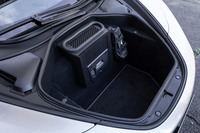 フロントの荷室（写真）は、150リッターの容量が確保されている。さらにルーフを上げた状態では、キャビン後方のトノカバー下に58リッターのスペースが生まれる。