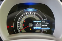 メーターパネルの上部には青いひし形のアクセントが輝いている。