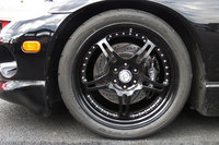 タイヤに詳しい御仁いわく、「トーヨーの製品は、サーキット用タイヤとしてはサイドウォールが柔らかめ」とのこと。それもあってか、公道でも乗り心地は意外にソフトだった。