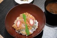 「タイのゴマみそあえご飯」とみそ汁、香の物。