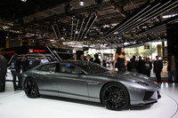 2008年のパリモーターショーで。ランボルギーニが公開した4ドアのコンセプトカー「エストーク」。