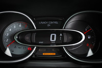 エンジン回転計とデジタル表示の速度計、そして燃料計と、3つのリングで構成されるメーターパネル。