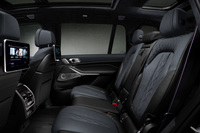 ナイトブルー色のヘッドライナー部分には、スエード調素材のアルカンターラが使用される。