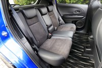 後席も専用仕立て。表皮は「ウルトラスエード」と合成皮革のコンピとなる。