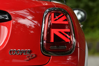 今回の試乗車は、パワフルな直4ディーゼルエンジンを搭載する「クーパーSD 5ドア」。車両本体価格は427万円で、5ドアの最上級モデルに位置づけられている。