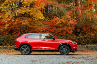 専用ローダウンサスペンションの採用によって車高は「e：HEV Z」グレードよりも15mm低められている。