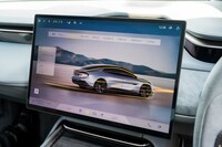 高精細の15.1インチのHD有機EL 3Dディスプレイ。インフォテインメントシステムにドライブモードセレクター、パワーアシストドアと、あらゆる機能・装備の操作インターフェイスを担う。