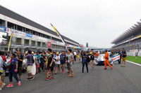 グリッドウオークの様子。ドライバーやチームクルーはもちろん、観客やレーシングクイーンも国際色豊かだ。