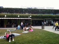 フィレンツェ・ガリレオ・ガリレイ空港。ターミナルの入口から日光浴は始まっている。