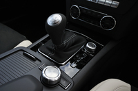 シフトセレクターもAMGアファルターバッハエンブレムがあしらわれた専用品となる。