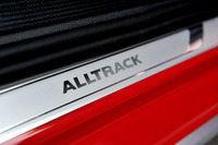 サイドシルに装着された「オールトラック」専用のシルプレート。