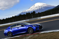 富士山とのツーショット。写真のボディーカラーは青白い炎をイメージしたという「ヒートブルーコントラストレイヤリング」。