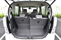 荷室は、写真のように後席をスライドさせたり、背もたれを前方に倒したりすることで、積載スペースを拡大できる。