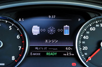 メーター内のフルカラーマルチファンクションインジケーターは、ナビゲーション、オーディオ、車両状況などを表示させることができる。
