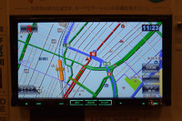 2D／北固定／100mスケールの標準地図。道路の種別、幅などが明確に区別されている。左下のクイックメニューを押すと……（下の写真へ）
