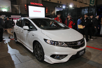 会場でデビューを飾った「ホンダ・ジェイド」の「モデューロ スペシャル」バージョン。
    