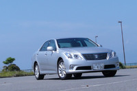 13代目となる「トヨタ・クラウン」。2010年2月に、バンパーまわりやリアランプが（少しだけ）変わった。