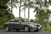 新型「Eクラス」の外寸は、全長4870mm（従来型比＋20mm）、全幅1855mm（同＋35mm）、全高1470mm（同−15mm）。ホイールベースは従来型比＋20mmの2875mm。ボディが大きくなった分は、ほとんどが室内空間の拡大に充てられた。
