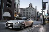 光の加減で薄いピンク色に見えたり、淡い水色がかって見える複雑なボディカラーは、アルティメイトオパールホワイトというエゴイスト専用の特別塗装色。ちなみに、この色のオプション価格は52万5000円。栃木工場で、1台ずつ手作業で磨き込まれるという。