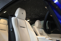 テスト車の天井は、車内に星空を再現するオプション「スターライト・ヘッドライナー」で飾られる。“星”の明るさは、スイッチ操作で調節できる。
    