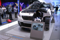 「プジョー2008 Hybrid Air」のカットモデル。