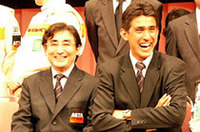 鈴木総監督のよき理解者である、（株）オートバックスセブンの住野公一代表取締役CEO（左）。「（ARTAを）今までは宣伝活動にしか利用してこなかったが、これからは売り場での展開に力を入れたい」と語る。オートバックスオリジナルのライトウェイトスポーツカー「ガライヤ」の、JGTCでの活躍に期待をかける