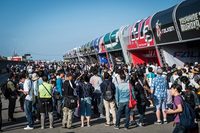 6月3日に行われたハンガーウオークの様子。滑走路や格納庫などについては、レース会場となる海浜幕張公園から約9km離れた浦安市に設けられている。（Jason Halayko/Red Bull Content Pool）