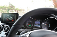 
	「GLC」には、走行モード切り替え機構の「ダイナミックセレクト」が標準装備される。走行モードは「エコ」「コンフォート」「スポーツ」「スポーツプラス」に、各パラメーターを個別に調整できる「インディビジュアル」を加えた5種類。
	