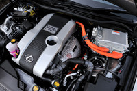 「IS300h」には2.5リッター直4とモーターを組み合わせたハイブリッドシステムが搭載される。システム最高出力は220ps。