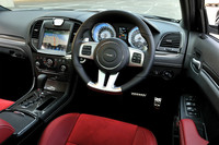 カーボンファイバーのパネルが室内を“レーシー”に引き締める。ハーマンカードン製のプレミアムオーディオを標準で装備する。