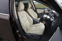 
    「XC60 D4 SE」のシート。表皮には本革がおごられる。
    