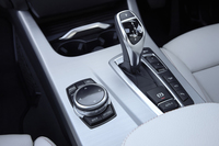 トランスミッションは8段ATのみ。助手席側（写真左側）には、カーナビやオーディオ、空調を操作するiDriveコントローラーが配される。
    