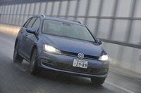 プリクラッシュブレーキシステム（全速度域追突回避・軽減ブレーキシステム）が標準装備となるなど、ハッチバックモデルと同様に安全装備が非常に充実している。