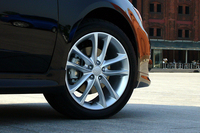 標準では、16インチアルミホイール＆205/55R16タイヤとなるが、テスト車には、スポーツパッケージの17インチホイール＆205/50R17タイヤがオプション装着される。写真は16インチ。
    