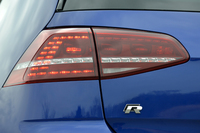 テールランプはLED式。スモークレンズの中央にクリアレンズが帯状に入る。