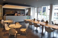 こちらは、カフェスペース。テラス席も用意される。
    