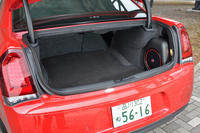 トランクルームの容量は、後席の背もたれを倒すことで拡大できる。右端に見えるのは、標準で備わるBeatsAudioのサブウーハー。