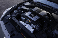 2007年の「スカイラインクーペ」でお目見えした3.7リッターV6のVQ37VHR型ユニット。従来の3.5リッターV6のVQ35HR型ユニットに対し、約35％の部品を新調したという。VVEL（バルブ作動角・リフト量連続可変システム）でパワーと燃費の両立を図る。