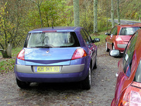 アンクル・ブルーは、1.9dCiの5ドア。トランスミッションは6MTで、タイヤは205/55R16。雨で濡れていたところでは、2リッター16バルブ16Vのクーペより速い！　タイヤがソフトで、走りやすいせいか。後方からヒトの運転を見ていても速いことがわかった。赤茶のクーペが2リッター16Vで、タイヤは205/50R17を履く。