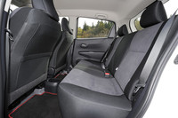 リアシートにもスエード調の表皮が用いられている。