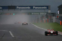 オープニングラップを終えて、コントロールラインを真っ先に駆け抜けたのは、レインタイヤをチョイスした松田次生だった。