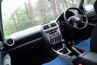 ステアリングホイール右側に、インタークーラーへ水を吹きかけて冷却効率を高める「ウォータースプレースイッチ」が配される。