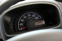 メーターは速度計のみの単眼式。モノクロの小さな液晶には、ガソリンの残量や走行距離とともに、シフトのポジションが表示される。