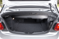 トランクルームの容量は、トップを閉じた状態で305リッター、開けた状態で280リッター。オプションでトランクスルー機構が用意される。（写真をクリックするとトランクスルーの様子が見られます）