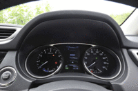 ハイブリッド車のメーターは、アナログ式の2眼タイプ。中央の液晶モニターでは、エネルギーフローや燃費情報、運転支援システムの作動状況、タイヤ空気圧などが確認できる。（写真をクリックすると、画面の表示バリエーションが見られます）
    